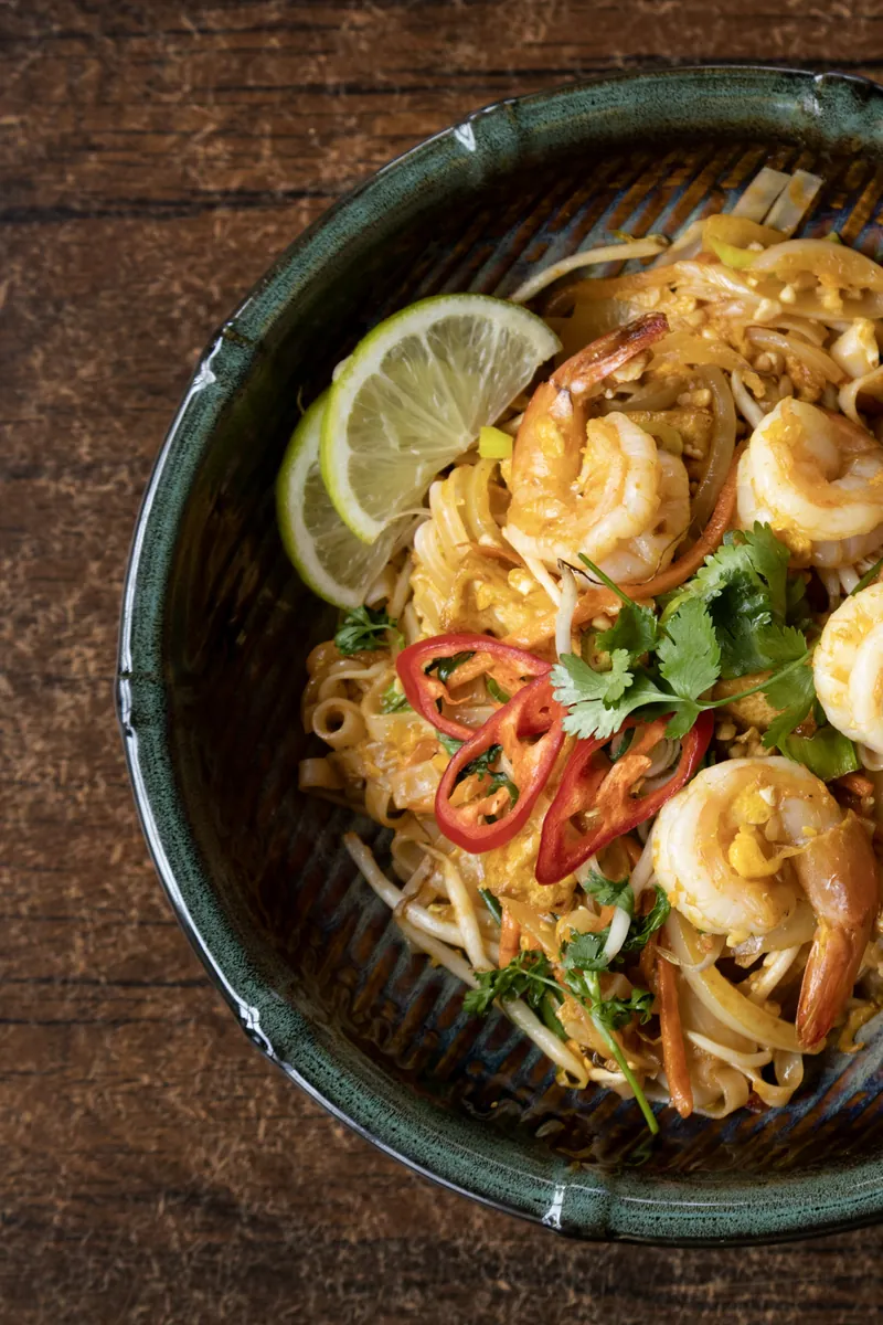 Pad thai z krewetkami, ujęcie z góry
