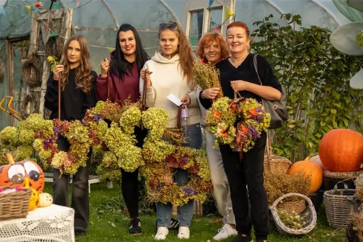 Uczestniczki warsztatów florystycznych z gotowymi wiankami